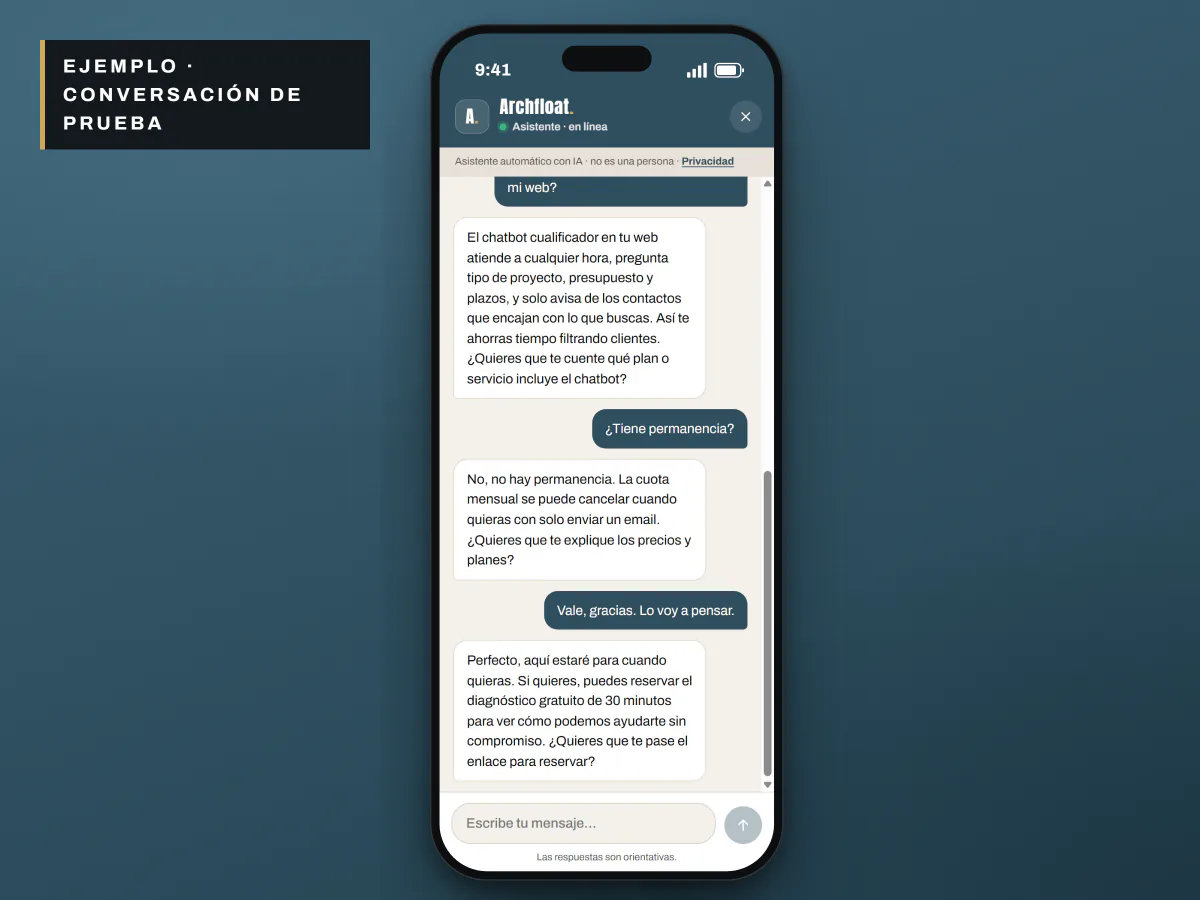 Conversación de prueba con el asistente de la web: un visitante pregunta qué hace el chatbot y si tiene permanencia