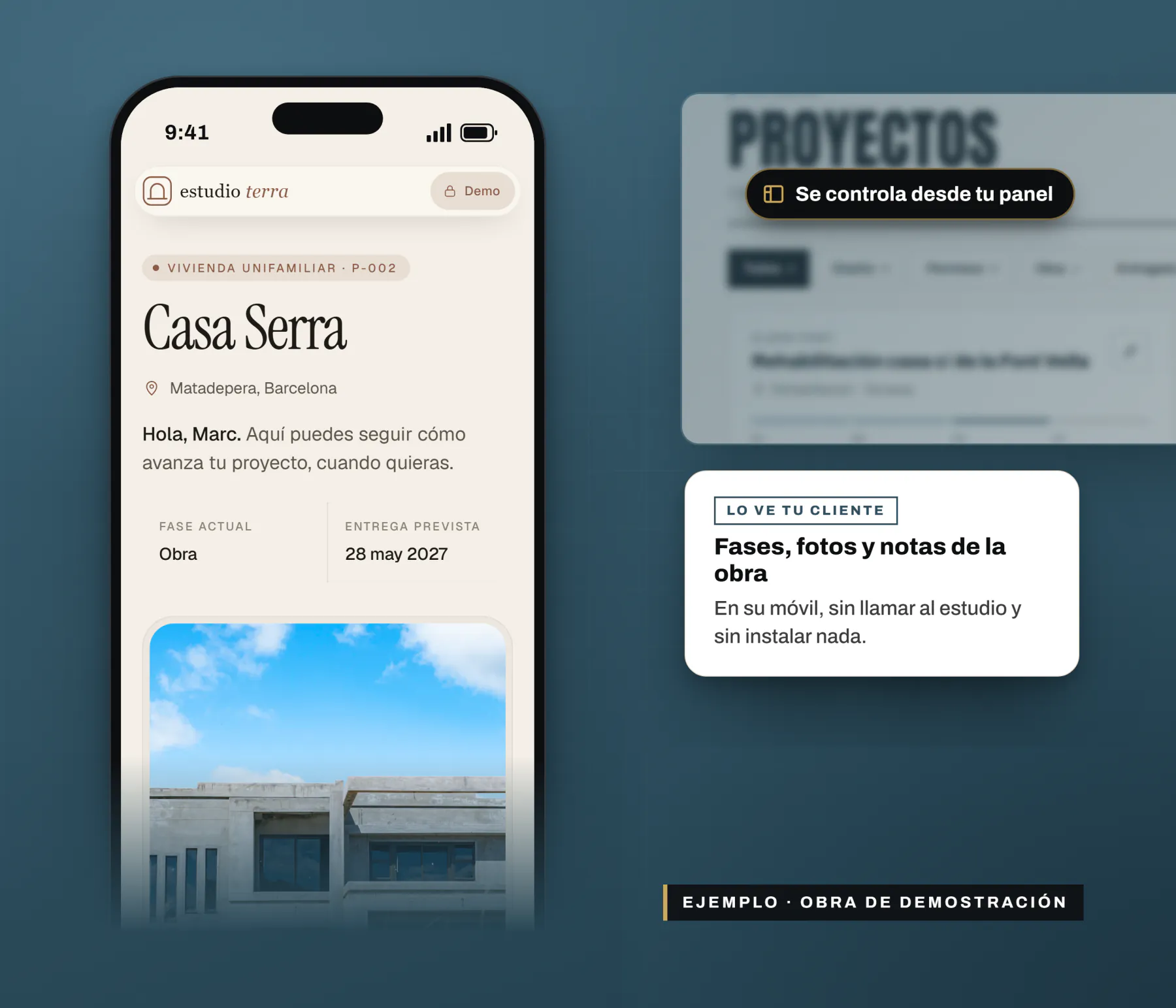 Móvil con el portal de proyecto tal y como lo ve el cliente: nombre de la obra, fase actual, fecha de entrega prevista y foto de la obra